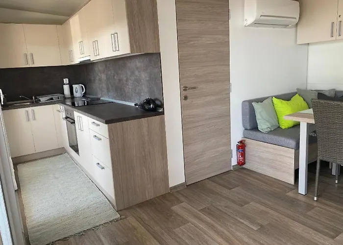 Ra, Cozy Familly Place, Free Parking, Near Beach, In Kamp Maslina Драге
