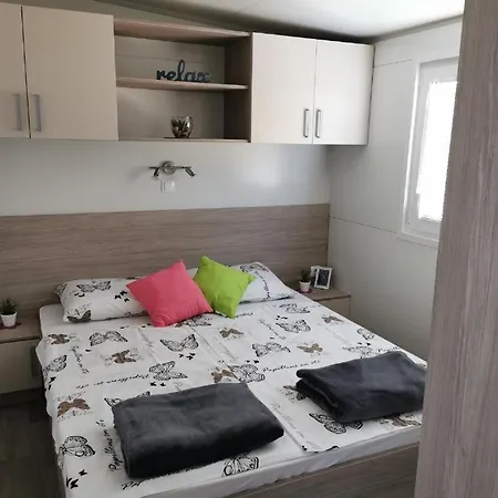 Ra, Cozy Familly Place, Free Parking, Near Beach, In Kamp Maslina Hébergement de vacances