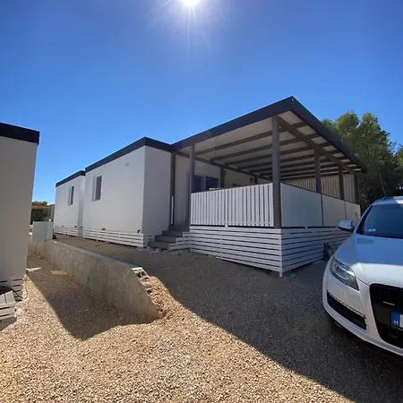 Ra, Cozy Familly Place, Free Parking, Near Beach, In Kamp Maslina Hébergement de vacances Drage
